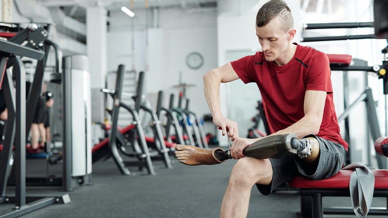 man with prostetic leg in gym